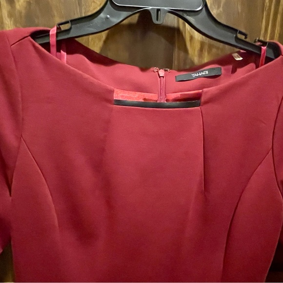 Tahari fully lined knit dress w/ 3/4 length sleeves. Shaping seams 8. PERFECT. - Picture 2 of 6